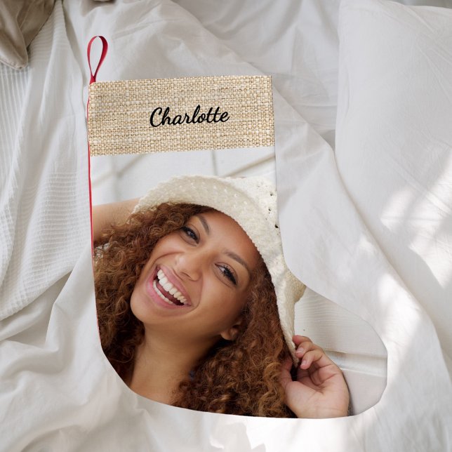 Meia De Natal Pequena Beige burlap name, foto moderna (Criador carregado)