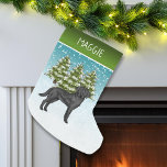 Meia De Natal Pequena Black Labrador Retriever Winter Forest Nome Person<br><div class="desc">A ilustração original do desenho de Destei de um lindo cão negro da raça Labrador Retriever. O cão é colocado numa cena de inverno com três árvores de abeto verde e neve caindo. O fundo é um gradiente azul a branco que dá à design aquele olhar frio do dia de...</div>