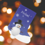 Meia De Natal Pequena Blue Snowman Winter Scene Christmas Stocks<br><div class="desc">Adicione um toque balbucioso à sua manga nesta temporada de férias com um Blue Snowman Winter Scene Christmas Stocking personalizado. O design de balanço apresenta um feliz boneco de neve em uma cena de neve contra um fundo azul real adornado com flocos de neve de cor correspondente. Itens adicionais de...</div>