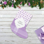 Meia De Natal Pequena Brinquedos de Natais vintages roxos lavandas e Tar<br><div class="desc">O padrão dos natais vintages com brinquedos roxos de madeira. Personalize-o com o seu título e nome.</div>