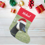 Meia De Natal Pequena Canadá Goose Vestindo Red Santa Hat com Nome<br><div class="desc">Para o amante da natureza! Decorem sua casa de Natal com esta estocagem de Natal personalizada que mostra a imagem fantástica de um ganso do Canadá vestindo um chapéu vermelho de Papai Noel e colar de morango. O lado de trás da estocagem é vermelho. Personalize seu estoque editando o nome....</div>