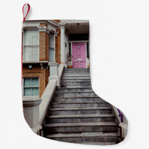 MEIA DE NATAL PEQUENA CASA DE CONCRETO BRANCO MOSTRANDO MADEIRA DE ROUPA