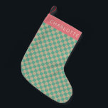 Meia De Natal Pequena Casa de Verificação Estética Retroativa Personaliz<br><div class="desc">Este design lúdico de inspiração retrorreflectora apresenta um padrão pastel em verde macio e creme, tocado com uma banda rosa empoeirada para um nome personalizado. A mistura de charme de safra e cor moderna torna-a perfeita para decoração de feriados ecléticos, mantas amigáveis para crianças ou tradições familiares design. Ideal para...</div>