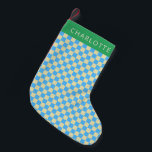 Meia De Natal Pequena Checkerboard estésico retroativo personalizado azu<br><div class="desc">Traga o charme de vintage para o seu decoro de férias com este padrão retrorestésico de tabuleiro azul e branco personalizado de natal. Perfeito por adicionar um toque nostálgico à sua manta, essa estocagem pode ser personalizada com um nome para um talento festivo pessoal. Ideal para aqueles que procuram por...</div>