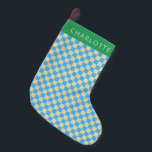 Meia De Natal Pequena Checkerboard estésico retroativo personalizado azu<br><div class="desc">Traga o charme de vintage para o seu decoro de férias com este padrão retrorestésico de tabuleiro azul e branco personalizado de natal. Perfeito por adicionar um toque nostálgico à sua manta, essa estocagem pode ser personalizada com um nome para um talento festivo pessoal. Ideal para aqueles que procuram por...</div>