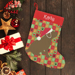 Meia De Natal Pequena Chocolate Quilado de Natal Labrador Puppy<br><div class="desc">O Chocolate Quilt de Natal Labrador Puppy Pequeno Natal A Balançar para os Fãs do Labrador. O chocolate que parece nojento,  Labrador Puppy está sentado com um Chapéu de Santa. É adicionado um fundo colorido da Fila de Natal para a Estação de Férias. Criada por Naomi Ochiai.</div>