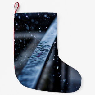 Meia De Natal Pequena Chuva em carril caída pela natureza