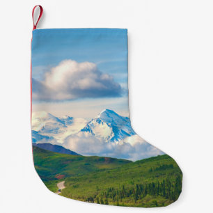 Meia De Natal Pequena Com suas enormes montanhas e cercadas por uma mara