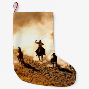 Meia De Natal Pequena Cowboys perseguindo cavalos selvagens. roping e eq
