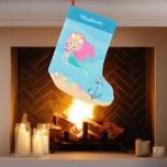 Meia De Natal Pequena Crianças de Santa Praia Personalizada e Bonita<br><div class="desc">Uma bela sereia que dá uma meia de Natal para uma linda garotinha que adora nadar no verão com sereias. Possui uma sereia bonito de cabelos cor-de-rosa nadando ao redor dos adoráveis conchas no oceano. Um presente legal para um amante de praia.</div>