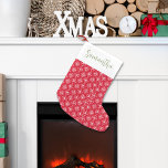 Meia De Natal Pequena Curta Caligrafia Vermelha Floco de Neve de inverno<br><div class="desc">Esta design apresenta um guião simples e bonito de caligrafia de na moda com uma estocagem de natal com um padrão vermelho e branco de floco de neve, uma típica e minimalista classe clássica, elegante estilo elegante vintage rustic, antigo design de festas de eterno, decoração de natal no inverno, nome...</div>