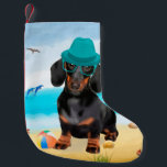 Meia De Natal Pequena Dachshund Dog em Beach<br><div class="desc">Um cachorro bonito sentado na praia é uma ideia perfeita para alguém que ama essa raça de cachorro.</div>