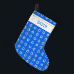 Meia De Natal Pequena Estrela do padrão de David Hanukkah PERSONALIZAR T<br><div class="desc">Personalizar este estoque com um nome ou outro texto. Mostre seu amor pelos feriados. Mão desenhada por mim! Procure em meu compro muitos outros itens correspondentes,  como papel embrulho,  travesseiros,  toalhas e plástico de presentes também!</div>
