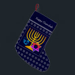 Meia De Natal Pequena FELIZ CHANUKAH | Menorah Star de David Dreidel<br><div class="desc">Azul escuro FELIZ CHANUKAH com Estrela colorida de David, Dreidel e Menorah dourado falso no centro. A saudação de espaço reservado é PERSONALIZÁVEL, para que você possa PERSONALIZAR com seu nome ou adicionar uma saudação de alternativo. O mesmo design no sentido inverso. Maneira ideal de apresentar seus pequenos presentes de...</div>
