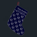 Meia De Natal Pequena FELIZ HANUKKAH Dreidel Personalizou AZUL ESCURO<br><div class="desc">Pestanejamento de HANUKKAH azul escuro com cinza de prata padrão DREIDEL. O texto do marcador de posição é personalizável para que você possa adicionar seu nome ou alterar a saudação. O mesmo design está ao contrário. Maneira ideal de apresentar seus pequenos presentes de Hanukkah. Também ideal para aqueles que gostam...</div>