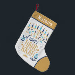 Meia De Natal Pequena Feliz Hanukkah Modern Menorah Nome Personalizado<br><div class="desc">Feliz Hanukkah Modern Menorah Personalizado Name Stocking apresenta uma menorah judia com o texto "Happy Hanukkah" na tipografia de ouro moderna. Perfeito para presentes de Hanukkah. Concebido por © Evco Holidays www.zazzle.com/store/evcoholidays</div>