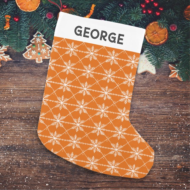 Meia De Natal Pequena Festivo Flocos de Neve Padrão Laranja Queimado (A personalized Christmas stocking with snowflakes pattern on a burnt orange background)