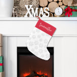 Meia De Natal Pequena Floco de Neve Vermelho e Branco Personalizado<br><div class="desc">Adicione um toque de eterno à sua decoração natalícia com este elegante design tradicional. Apresentando um padrão vermelho e branco com flocos de neve prateados no inverno, ele combina o estilo de Natal festivo com o design de neve tradicional para uma aparência confortável de feriado. A escrita clássica de caligrafia...</div>