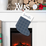 Meia De Natal Pequena Flocos de neve de Marinho prateado com Script de C<br><div class="desc">Esta design apresenta um belo e elegante guião de caligrafia simples para na moda, palco de natal com um padrão de flocos de neve azul e prateado, uma elegante classe clássica mínima minimalista, elegante estilo elegante vintage rústico, antigo design de feriado eterno, decoração caseira de Natal, nome personalizado personalizado personalizado,...</div>