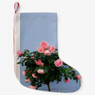 Meia De Natal Pequena Flores vermelhas com folhas verdes na parede azul
