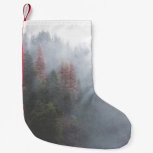 MEIA DE NATAL PEQUENA FLORESTA VERDE COBERTA COM NEVOEIRO