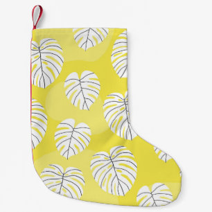 Meia De Natal Pequena Folhas de Monstera, fundo amarelo brilhante.