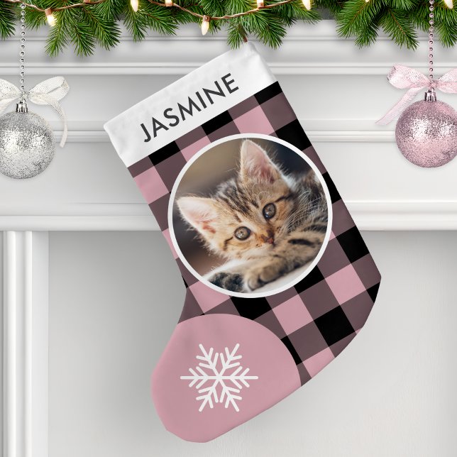 Meia De Natal Pequena Foto de Gato de Pet Personalizado de Xadrez Buffal (A Christmas stocking in pink and black buffalo plaid, personalized with your cat's photo and name)