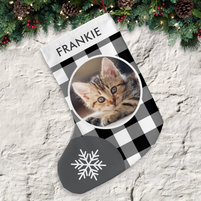 Meia De Natal Pequena Foto e nome personalizados da Xadrez de Buffalo Pr (A rustic Christmas stocking with custom cat photo and name, with black and white buffalo plaid)