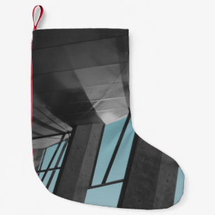 MEIA DE NATAL PEQUENA FOTOGRAFIA DE BAIXO ÂNGULO DAS JANELAS