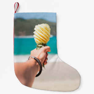 Meia De Natal Pequena Fotografia de foco seletivo da pessoa que segura f