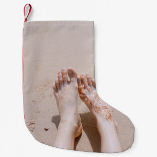 Meia De Natal Pequena Fotografia seletiva dos pés com tatuagem em