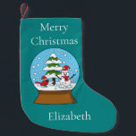 Meia De Natal Pequena Globe w Cardeal Snowman & Pine Tree | Personalizar<br><div class="desc">Uma ilustração de um globo de neve que apresenta uma linda paisagem de montanha de neve com cardeal vermelho vestindo um chapéu de santa vermelho, um boneco de neve vestindo uma fita vermelha e um chapéu de santa, e pinheiros. Este design de bonitinho de bonitinha de desenho animado é uma...</div>