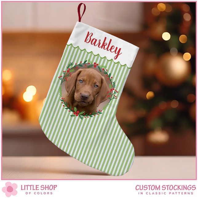 Meia De Natal Pequena Green Stripes Evergreen Wreath Pet Dog Foto (Criador carregado)
