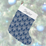 Meia De Natal Pequena Hanukkah Silver Patterno Adicionar Nome Chrismukka<br><div class="desc">Personalize este padrão azul escuro e prateado Hanukkah ou Chrismukkah estocando - apenas adicione um nome para um bom estilo de férias. Para crianças ou adultos, meninos ou meninas, este simples padrão da Menorah prateada com texto de tom prateado na área de punho branco parecerá encantador pendurado com cuidado pela...</div>