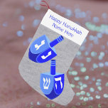Meia De Natal Pequena Hanukkah Sonha Em Crianças Azuis Chrismukkah<br><div class="desc">Arte gráfica e cores azuis puras num fundo prateado fazem com que este Chanucá tenha na moda e seja divertido para crianças de todas as idades, incluindo o vovô. Claro que não há meias de Chanucá, mas para famílias interconfessionais misturando feriados, há Chrismukkah! Esta estocagem minimalista de design de Dreidel...</div>