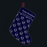 Meia De Natal Pequena HELY HANUKKAH Dreidel Personalizou o AZUL ESCURO<br><div class="desc">Azul escuro, FELIZ, meia-estocagem de HANUKKAH com padrão DREIDEL de cinza prateada. O texto do espaço reservado é personalizável para que você possa adicionar seu nome ou alterar a saudação. O mesmo design está no sentido inverso. Maneira ideal de apresentar seus pequenos presentes de Hanukkah. Também ideal para aqueles que...</div>