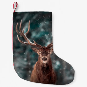 Meia De Natal Pequena Homem-cervo nobre na floresta de neve de inverno. 