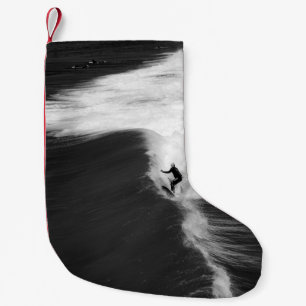 MEIA DE NATAL PEQUENA HOMEM SOBREVIVENDO EM ONDAS GRANDES