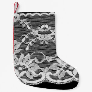 Meia De Natal Pequena Lace floral branco sobre fundo preto.