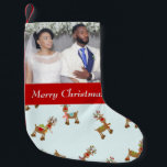 Meia De Natal Pequena Linda Reindeer de Natal<br><div class="desc">Celebrar um casamento ou aniversário com esta encantadora reserva de Natal. Usando um fundo de renas azuis, você pode facilmente carregar sua foto no design. "Feliz Natal" está escrito debaixo de uma bela fonte azul clara. Escolha o seu hoje!</div>