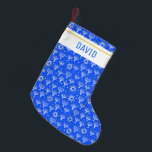 Meia De Natal Pequena Menorah Star de David Hanukkah PERSONALIZA TI<br><div class="desc">Personalizar este estoque com um nome ou outro texto. Mostre seu amor pelos feriados. Mão desenhada por mim! Procure em meu compro muitos outros itens correspondentes,  como papel embrulho,  travesseiros,  toalhas e plástico de presentes também!</div>