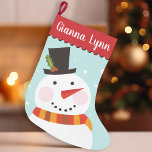 Meia De Natal Pequena Monograma Cute Snowman<br><div class="desc">Celebrar a época de férias com esta encantadora estocagem de Natal que ilustra um boneco de neve vestindo um chapéu enfeitado com folhas e bagas sagradas. O boneco de neve, completo com nariz de cenoura, cachecol de inverno aconchegante, e flocos de neve delicados, é enquadrado por uma fronteira de borda...</div>