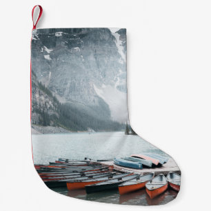 MEIA DE NATAL PEQUENA MONTANHA PRETA COBERTA COM NEVE SOB PELE DE CINZA