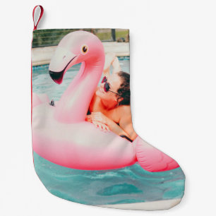Meia De Natal Pequena Mulher com flamingo inflável rosa na piscina exte