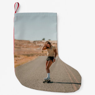 Meia De Natal Pequena Mulher de camisa branca correndo na estrada pela m