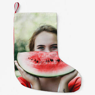 Meia De Natal Pequena Mulher segurando melancia fatiada