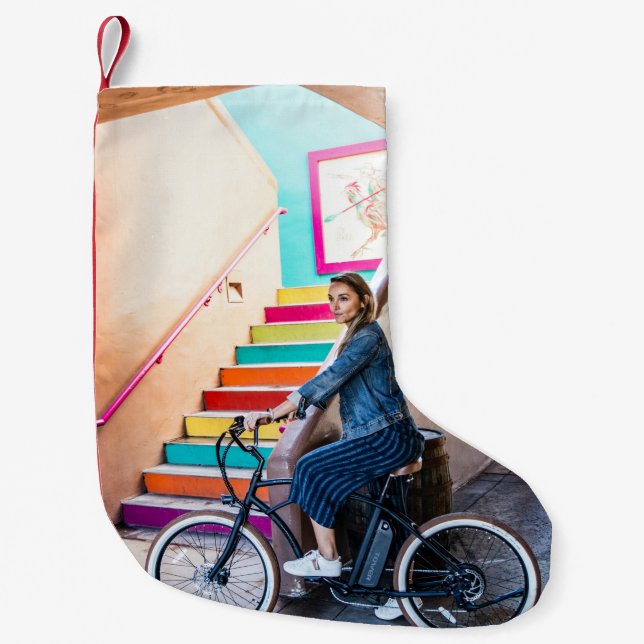 Meia De Natal Pequena Mulher vestindo jaqueta de denim azul e shorts  (Frente)