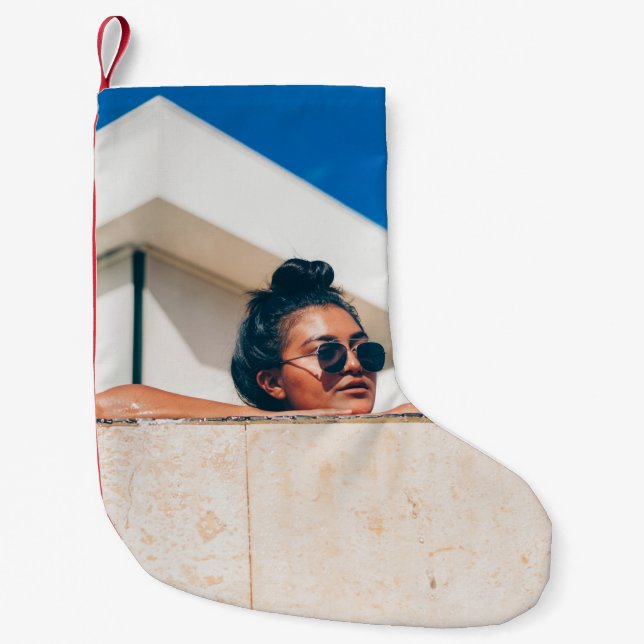 Meia De Natal Pequena Mulher vestindo óculos escuros (Frente)