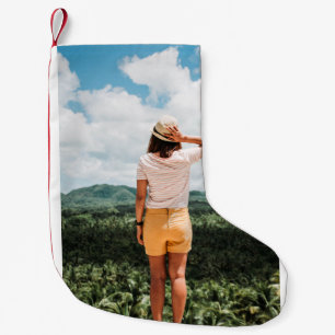 Meia De Natal Pequena Mulher vestindo shorts amarelos
