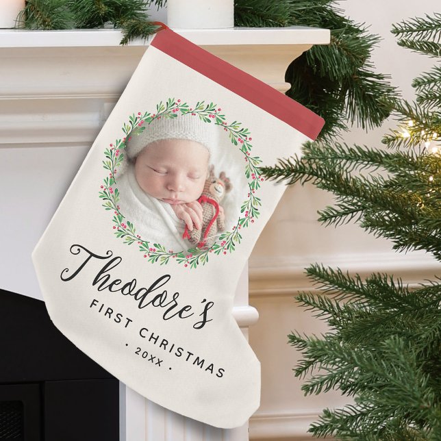 Meia De Natal Pequena Nome da Terra do Primeiro Natal do Bebê (Baby's First Christmas Photo Wreath Name Small Christmas Stocking)